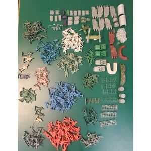 Large Plastic Army Men Toy Soldiers 250+ Lot Vehicles Fences Barricades Military